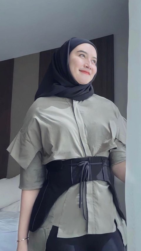 Perpaduan Baju dan Hijab Hitam ala Bripda Kirana