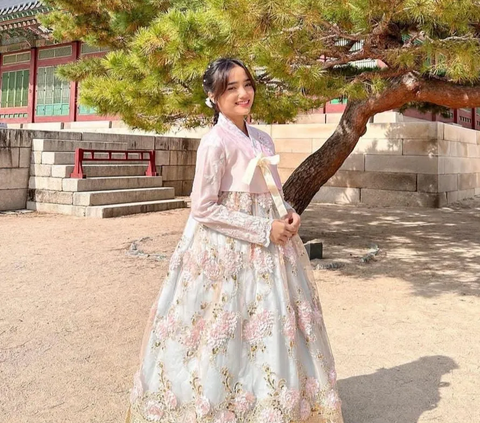 Potret Cantik Fuji Pakai Hanbok di Korea Selatan, Vibes ala Drakor Kerajaan - Disebut Putri Mahkota
