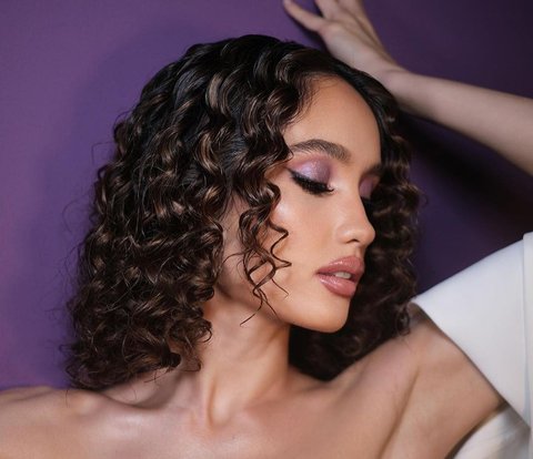 5 Potret Cinta Laura Tampil dengan Rambut Keriting, Warganet Saking Takjubnya Minta 'Pertahankan Model Rambutnya'
