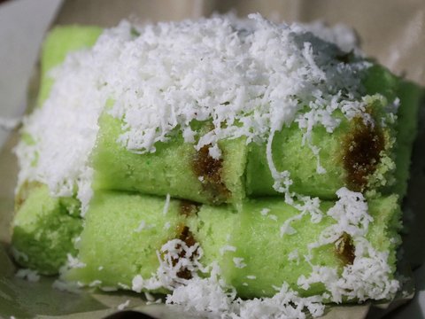 Viral Putu Cake Seller Uses Watch Worth Hundreds of Million Rupiah, Netizens: Suspecting Intel