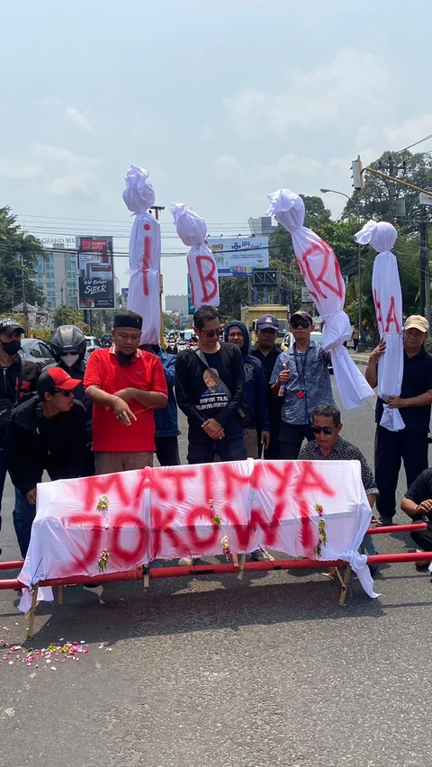 Kecewa, Relawan Jokowi Pasang 'Pocong' Bertuliskan Gibran