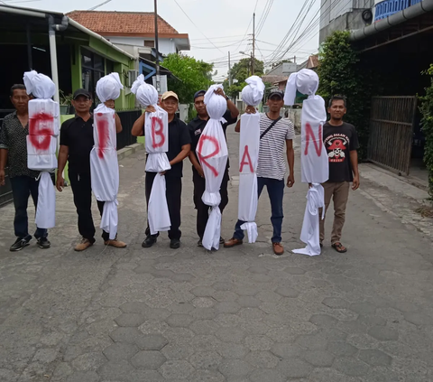 Kecewa, Relawan Jokowi Pasang 'Pocong' Bertuliskan Gibran