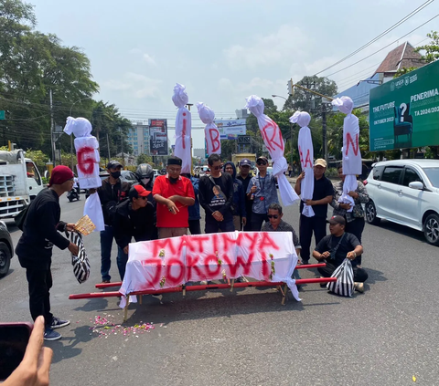 Kecewa, Relawan Jokowi Pasang 'Pocong' Bertuliskan Gibran