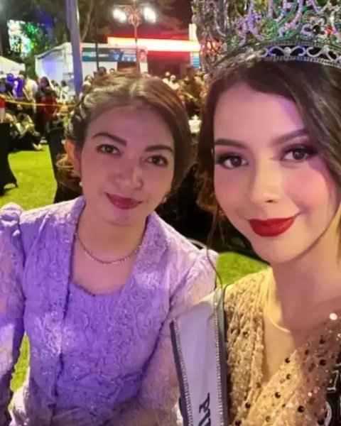 Tampil Dengan Kebaya Ungu