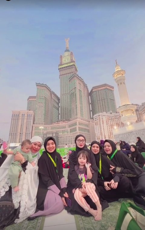 Selama perjalanan umrah, perhatian publik tertuju pada penampilan anak Zaskia yang tak memakai hijab. Hal ini memicu kritik, namun Zaskia memilih fokus pada kenyamanan anaknya.