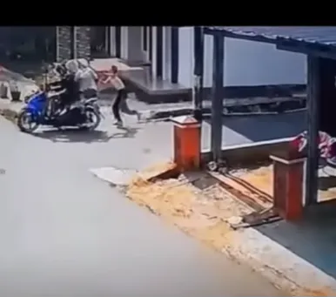 Viral Heroic Action of Elementary School Child Running to Catch Phone Snatcher, until the Perpetrator Falls from His Motorcycle