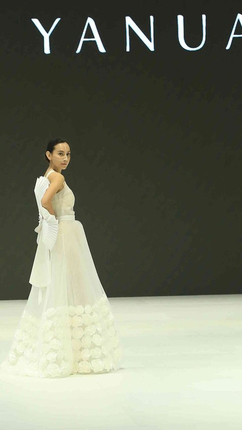 10 Portraits of Flower-themed Collections by Albert Yanuar, Lisa Ju, and Didiet Maulana at Jakarta Fashion Week 2024.
