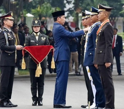 Ia baru saja resmi dilantik sebagai perwira remaja TNI Angkatan Darat (AD) oleh Presiden Joko Widodo bersama dengan 833 perwira TNI-Polri lainnya pada Juli lalu.<br>