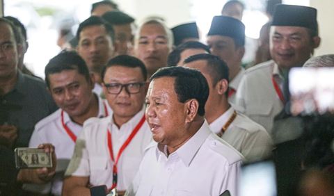 Menurut Prabowo, semua pilihan dikembalikan ke rakyat. Menteri pertahanan ini mengajak para pihak menjalan demokrasi dengan rukun sejuk dan damai.<br>