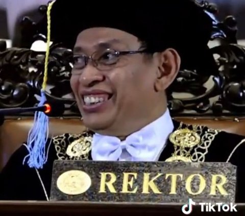 Viral Wisudawan Iseng Berpantun di Depan Rektor, Tak Terduga Malah Dapat Beasiswa S2 Sampai Lulus