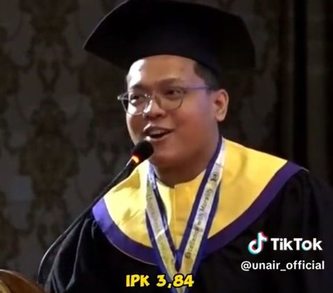 Viral Wisudawan Iseng Berpantun di Depan Rektor, Tak Terduga Malah Dapat Beasiswa S2 Sampai Lulus