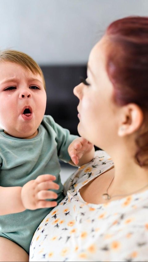 Penyebab Bayi Batuk Sampai Muntah, Lengkap Beserta Cara Mengatasinya