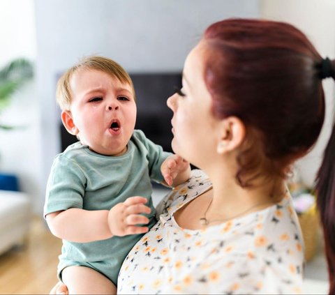 Penyebab Bayi Batuk Sampai Muntah, Lengkap Beserta Cara Mengatasinya