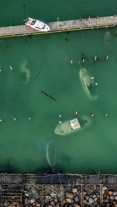 FOTO: Porak-poranda Pelabuhan Denmark Dihantam Amukan Badai, Kapal-Kapal Tenggelam dan Tersapu ke Daratan