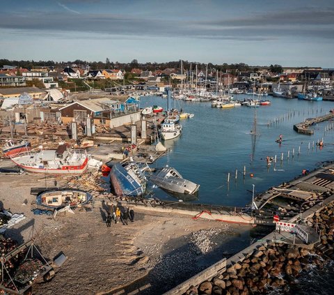 Sebuah pelabuhan di Kota Rodvig, Denmark, porak-poranda setelah dihantam amukan Badai Babet, pada 22 Oktober 2023. Angin kencang memicu gelombang tinggi yang menerobos pertahanan banjir di wilayah pesisir Denmark.