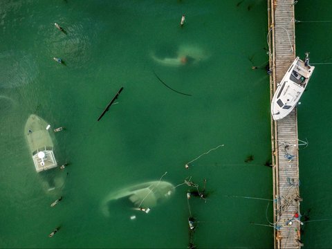 FOTO: Porak-poranda Pelabuhan Denmark Dihantam Amukan Badai, Kapal-Kapal Tenggelam dan Tersapu ke Daratan