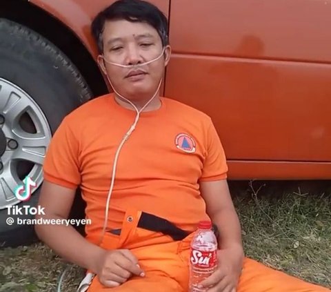 Di awal video, ia menunjukkan salah satu rekannya yang tampak lemas sambil bersandar di truk pemadam. Petugas damkar yang masih memakai seragam ini tampak memakai selang oksigen di hidungnya.