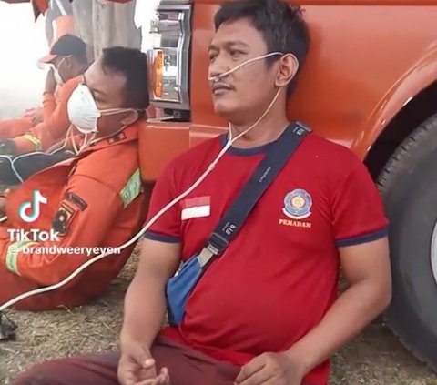 Kerja Keras Padamkan Kebakaran TPA Rawa Kucing, Perjuangan Petugas Damkar Ini Banjir Dukungan Warganet