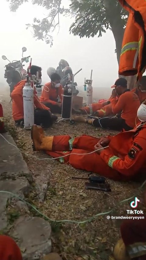 Kerja Keras Padamkan Kebakaran TPA Rawa Kucing, Perjuangan Petugas Damkar Ini Banjir Dukungan Warganet