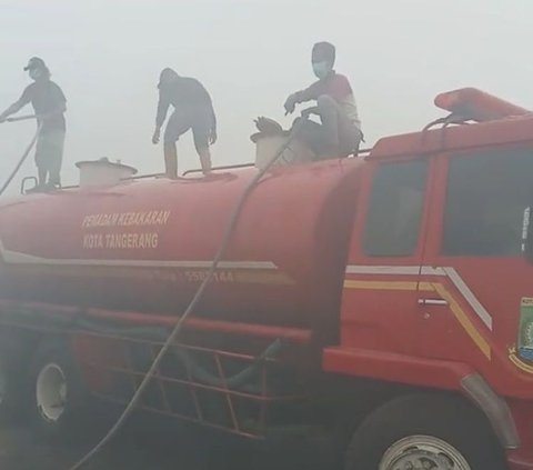 Kerja Keras Padamkan Kebakaran TPA Rawa Kucing, Perjuangan Petugas Damkar Ini Banjir Dukungan Warganet