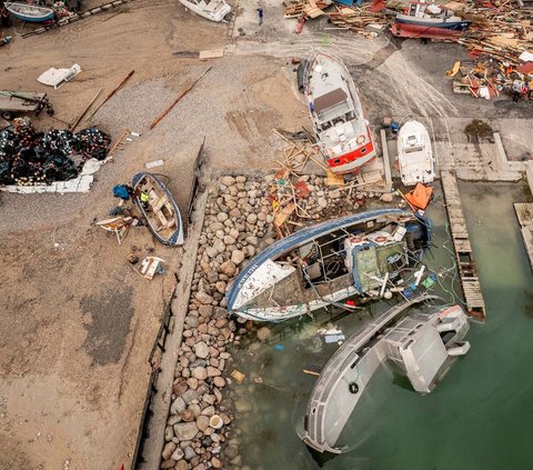 FOTO: Porak-poranda Pelabuhan Denmark Dihantam Amukan Badai, Kapal-Kapal Tenggelam dan Tersapu ke Daratan