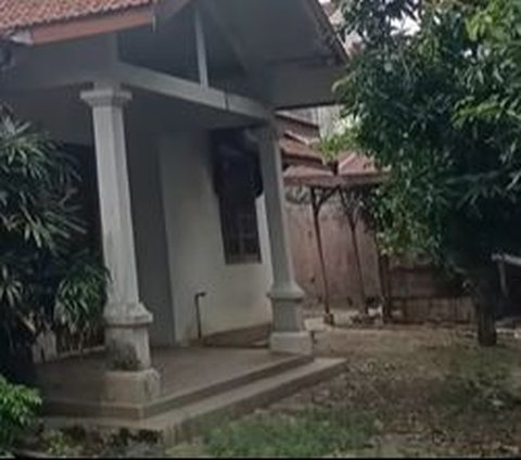 7 Potret Rumah Mendiang Abiem Ngesti, Penyanyi Dangdut yang Ngetop Tahun 90-an, Tak Terawat dan Banyak Ayam Berkeliaran