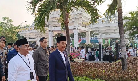 Jokowi mengatakan hal itu merupakan bagian dari proses demokrasi. Dia mengaku akan menghormati semua proses hukum tersebut.<br>