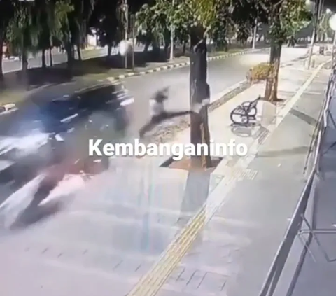 Sebuah video menampilkan detik-detik seorang wanita menjadi korban kecelakaan. Saat itu, perempuan itu sedang bersantai dengan pacar di pinggir jalan. Wanita tersebut ditabrak mobil  fortuner hingga terpental.