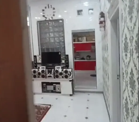Not Feeling Sorry, Netizens Fooled Seeing a Shabby House, Turns Out it's Luxurious Inside