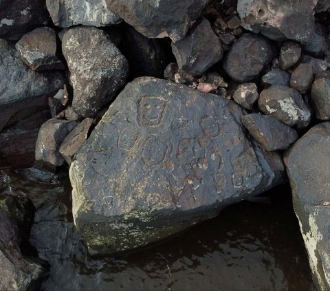 FOTO: Situs Prasejarah Muncul di Sungai Amazon yang Mengering, Ada Ukiran Kuno Wajah Manusia