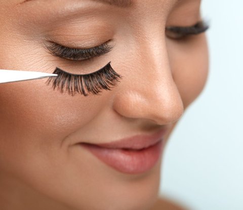 Makeup Artist Shares Techniques to Enhance Small Eyes with False Eyelashes