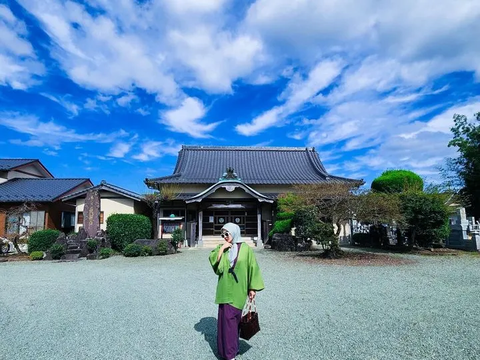 9 Potret Cantik Syahrini Tampil Kenakan Busana Tradisional Jepang, Romantis Bareng Reino Barack