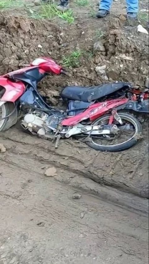 Penampakan Motor Suzuki Smash 'Geprek' Digiling Alat Berat, Netizen: Tinggal Disambelin