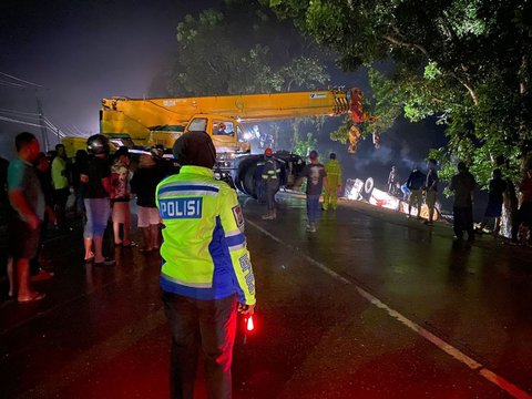 Bus Angkut 45 Penumpang Masuk Jurang di Pelalawan, 1 Pekerja Tewas