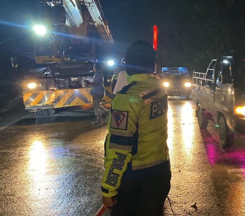 Bus Angkut 45 Penumpang Masuk Jurang di Pelalawan, 1 Pekerja Tewas