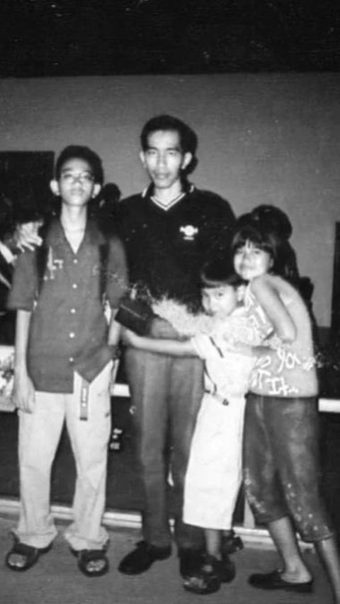 Foto hitam putih yang memotret Presiden Jokowi bersama Gibran, Kahiyang, dan Kaesang memantik beragam komentar dari warganet.<br>
