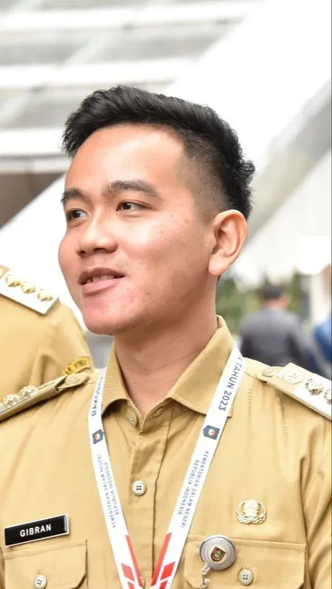 Gibran lahir pada 1 Oktober 1997 dan saat ini menjabat sebagai Wali Kota Surakarta sejak 26 Februari 2021.<br>