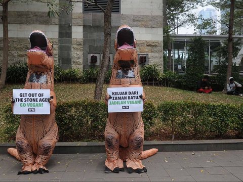 FOTO: Berkostum Dinosaurus, Aktivis PETA Ajak Masyarakat Hidup Vegan Tanpa Eksploitasi Hewan