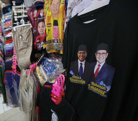 Baju atribut pasangan capres-cawapres Anies Baswedan dan Muhaimin Iskandar menghiasi salah satu kios di Pasar Senen Jaya, Jakarta, Selasa (24/10/2023). Berbagai atribut bernuansa politik mulai banyak diburu menjelang Pemilu dan Pilpres 2024, termasuk baju capres dan cawapres.