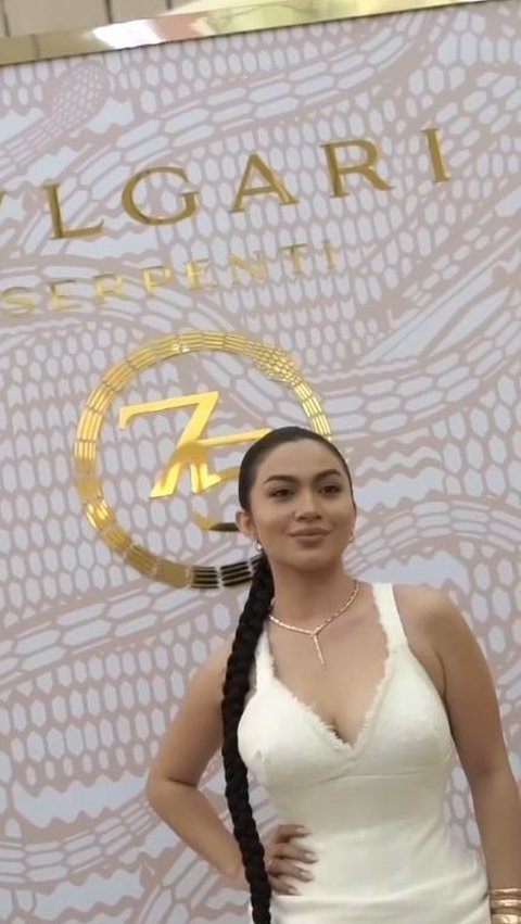 Cantiknya Ariel Tatum Pakai Dress Putih dengan Rambut Dikepang, Ini Foto-fotonya