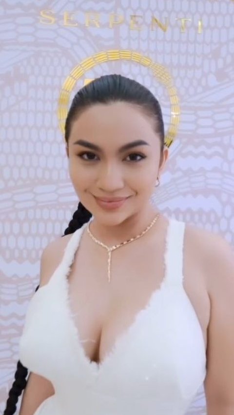 Cantiknya Ariel Tatum Pakai Dress Putih dengan Rambut Dikepang, Ini Foto-fotonya