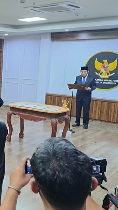 Anwar Usman Lantik Jimly Asshiddiqie, Wahiduddin Adams dan Bintan Saragih jadi Anggota MKMK<br>