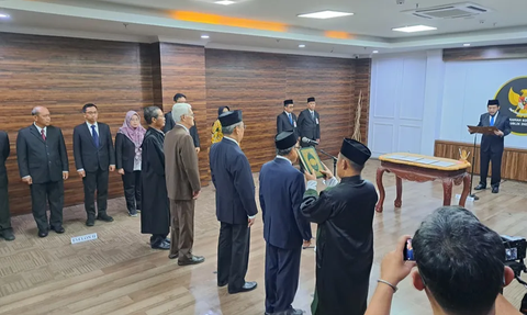 Anwar Usman Lantik Jimly Asshiddiqie, Wahiduddin Adams dan Bintan Saragih jadi Anggota MKMK