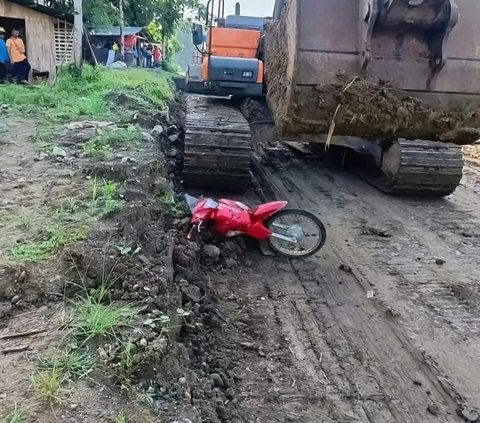 Penampakan Motor Suzuki Smash 'Geprek' Digiling Alat Berat, Netizen: Tinggal Disambelin