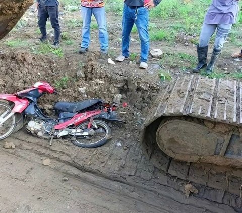 Penampakan Motor Suzuki Smash 'Geprek' Digiling Alat Berat, Netizen: Tinggal Disambelin