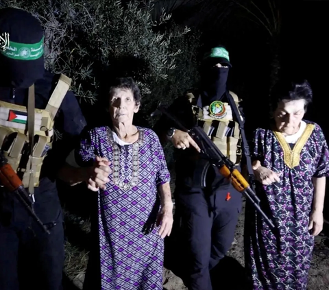 Hamas membebaskan dua sandera wanita warga Israel bernama Yocheved Lifshitz (85 tahun), dan Nurit Cooper (79 tahun).<br>Dua lansia tersebut tampak dikawal militan Hamas sebelum diserahkan kepada Palang Merah di lokasi yang tidak diketahui, Senin (23/10/2023).<br>