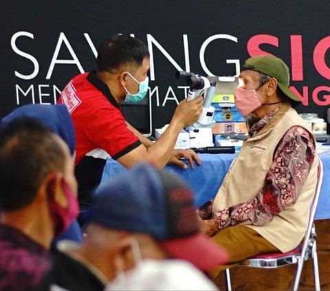 Selain operasi mata katarak gratis, Pemkab Banyuwangi juga memberikan bantuan berupa 37 kaki dan tangan palsu bekerja sama dengan RSUD Sumberglagah Pacet, Mojokerto. <br><br>