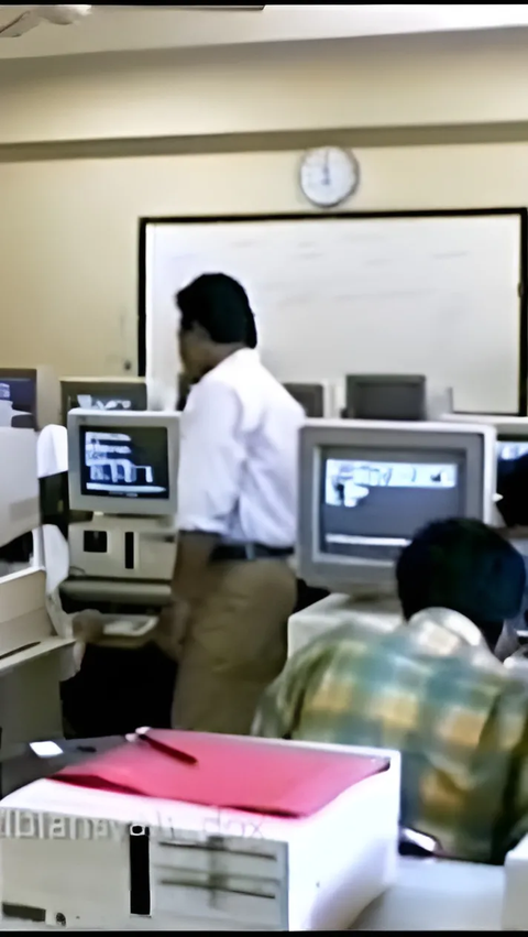 The Atmosphere of Lectures at Pasundan University in 1955 Makes Nostalgic, Tube Computers and Students' Hairstyles Resemble Nike Ardila.