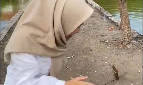 Viral Momen Kocak Wanita saat Mancing, Udah Dapat Ikan Malah Kabur