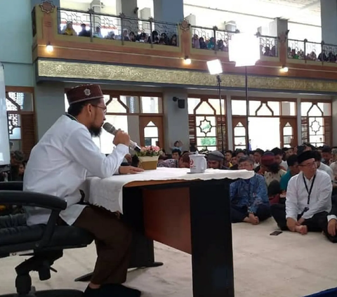 Momen Ustaz Adi Hidayat Setop Ceramah Hormati Ibadah Agama Hindu 'Puja Tri Sandya'